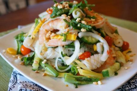 15 mejores recetas de ensaladas con camarones y calamares